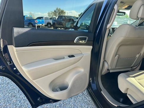 Used 2017 Jeep Grand Cherokee Laredo w/ Quick Order Package 23E image 27
