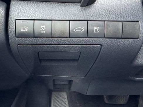 Certified 2018 Toyota Camry LE image 31