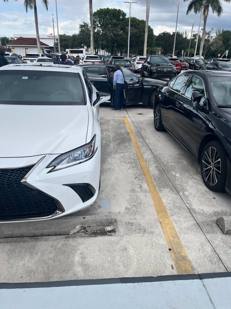 Used 2024 Lexus ES 350 F Sport w/ Accessory Package (Z2) FWD image 6