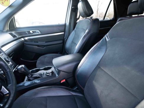 Used 2018 Ford Explorer XLT w/ Equipment Group 202A image 10