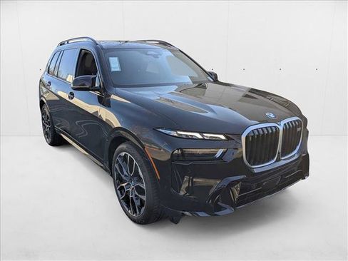 Used 2025 BMW X7 M60i w/ Climate Comfort Package image 7