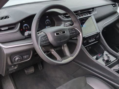 Used 2025 Jeep Grand Cherokee Altitude image 10