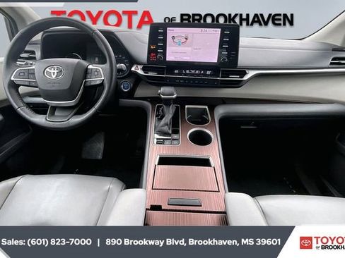 Used 2021 Toyota Sienna XLE image 13