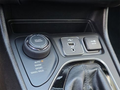 Used 2021 Jeep Cherokee Latitude Plus image 23