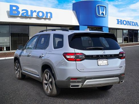 Used 2025 Honda Pilot Touring image 4