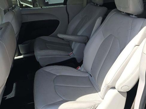 Used 2021 Chrysler Pacifica Touring-L FWD image 6