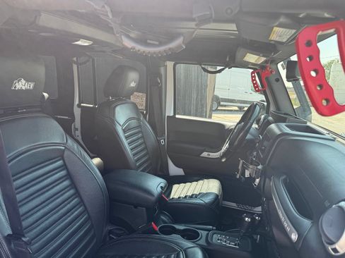 Used 2016 Jeep Wrangler Unlimited Rubicon w/ Connectivity Group AWD/4WD image 14