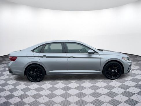 Certified 2025 Volkswagen Jetta SE image 8