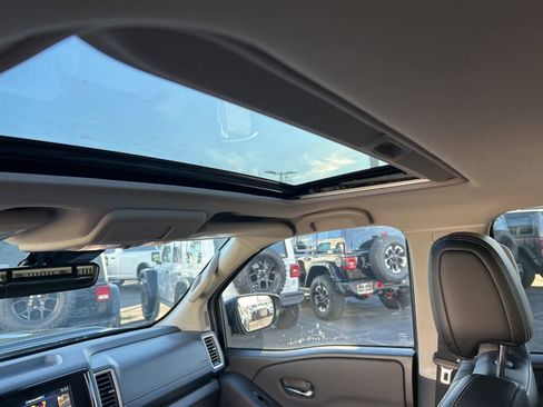 Used 2024 Nissan Frontier SL image 28