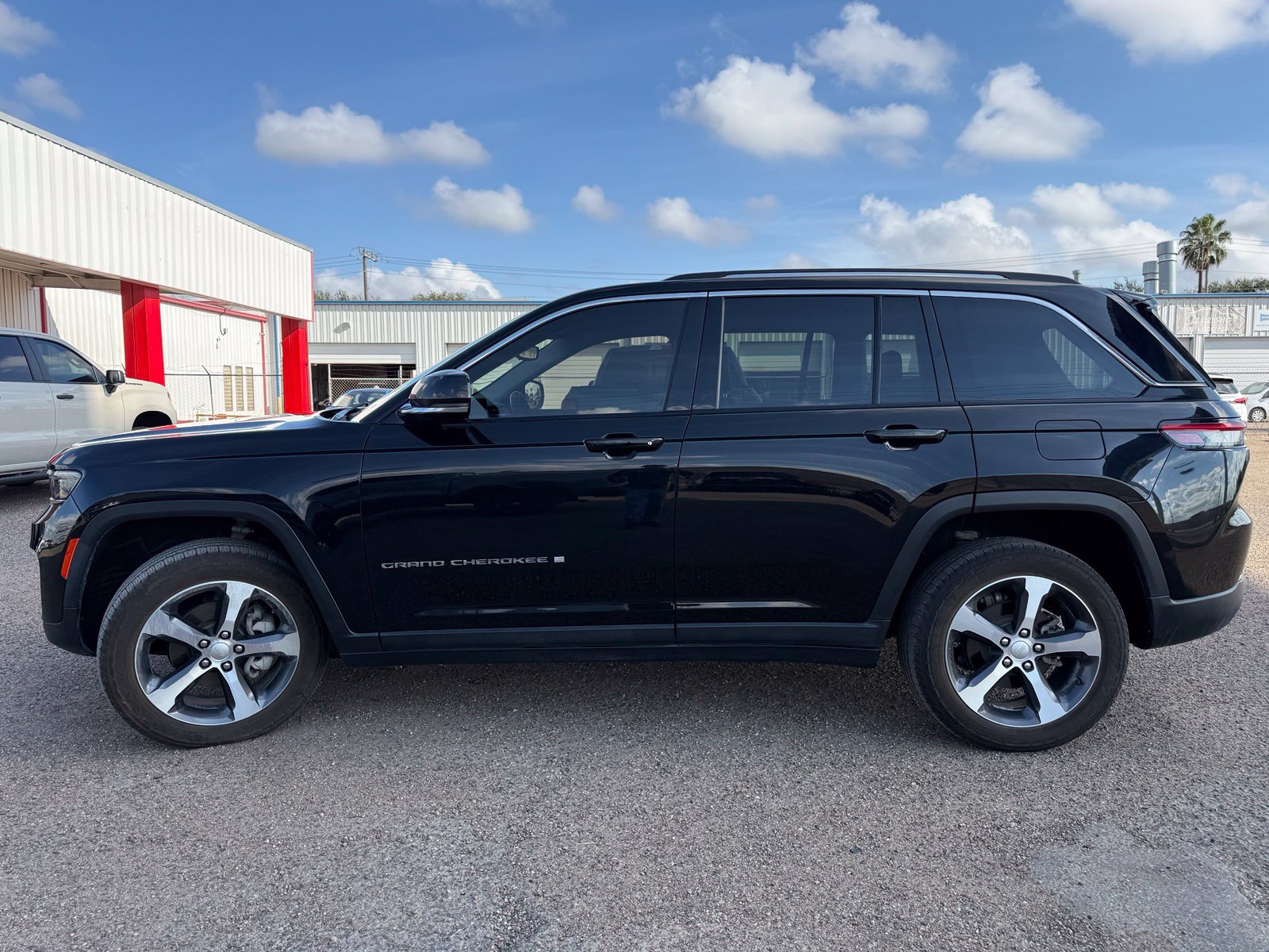 Used 2023 Jeep Grand Cherokee Limited w/ Trailer Tow Prep Group (B) RWD image 3