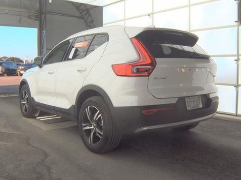 Used 2025 Volvo XC40 B5 Core image 3