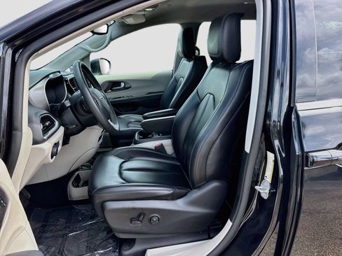Used 2023 Chrysler Pacifica Touring-L FWD image 20