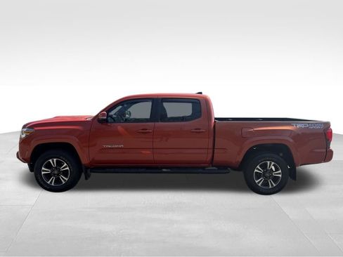 Used 2018 Toyota Tacoma TRD Sport AWD/4WD image 2
