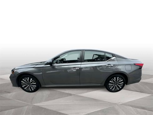 Used 2024 Nissan Altima 2.5 SV image 5