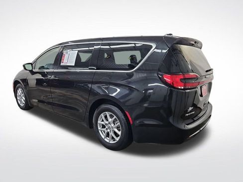 Used 2023 Chrysler Pacifica Touring-L image 5