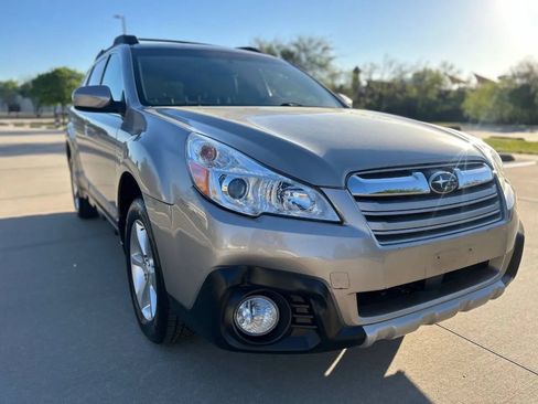 Used 2014 Subaru Outback 2.5i Limited w/ Moonroof Package AWD/4WD image 4