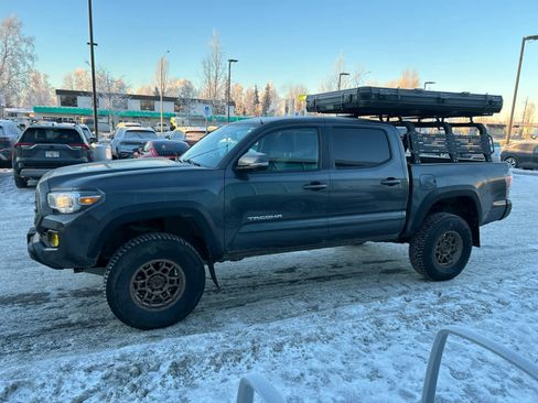 Used 2022 Toyota Tacoma TRD Off-Road image 3