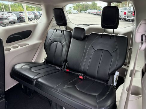 Used 2024 Chrysler Pacifica Touring-L FWD image 11