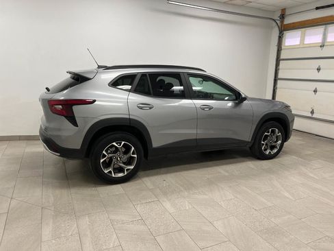 Used 2025 Chevrolet Trax LT FWD image 7