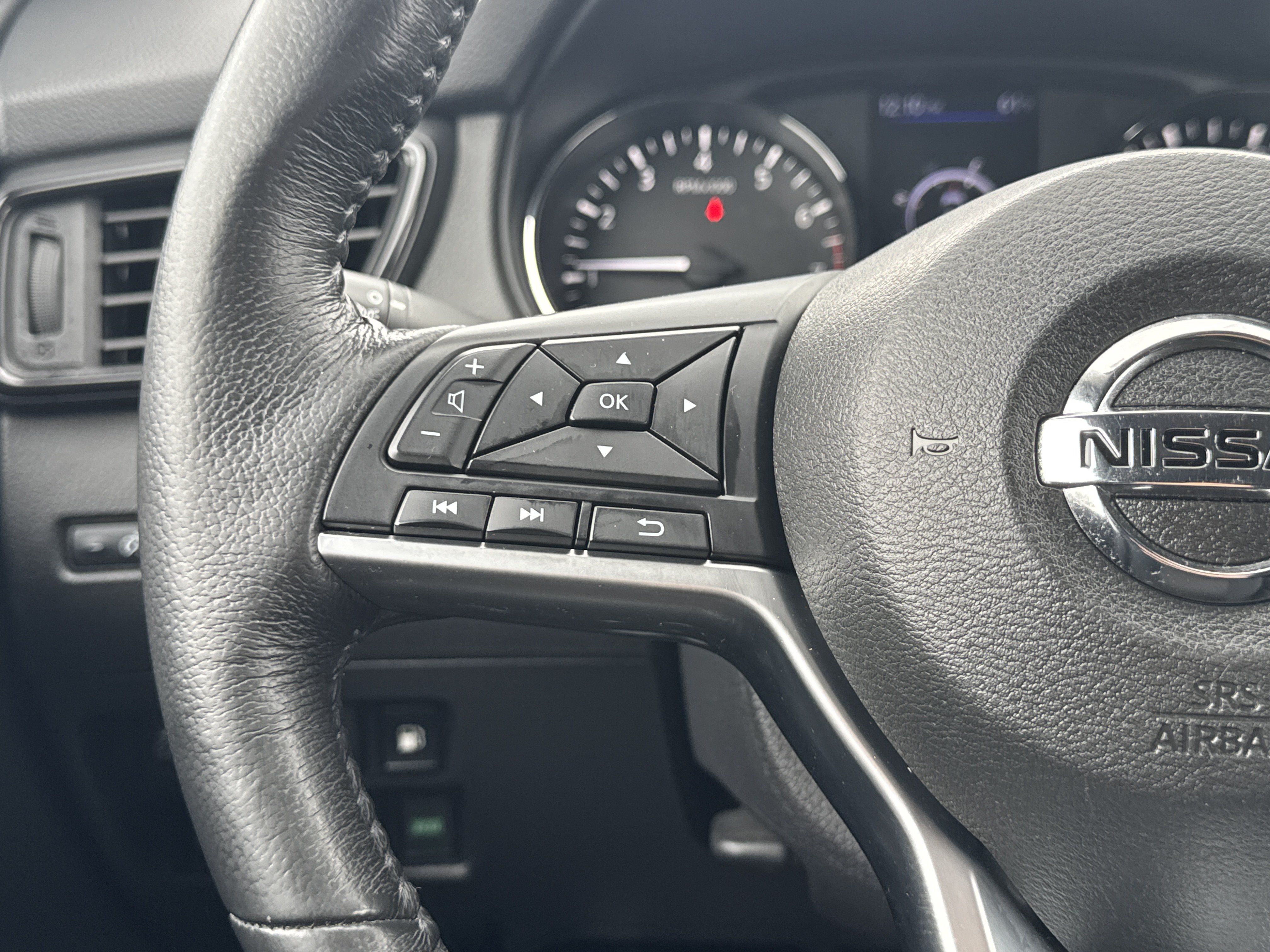 Used 2018 Nissan Rogue SV w/ Premium Package AWD/4WD image 5