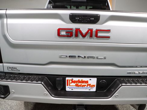 Used 2023 GMC Sierra 2500 Denali w/ Denali Ultimate Package AWD/4WD image 8