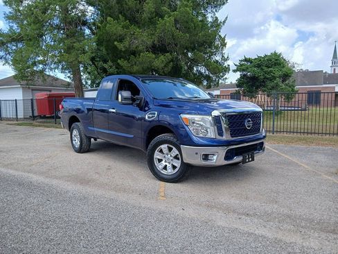 Used 2017 Nissan Titan SV RWD image 1