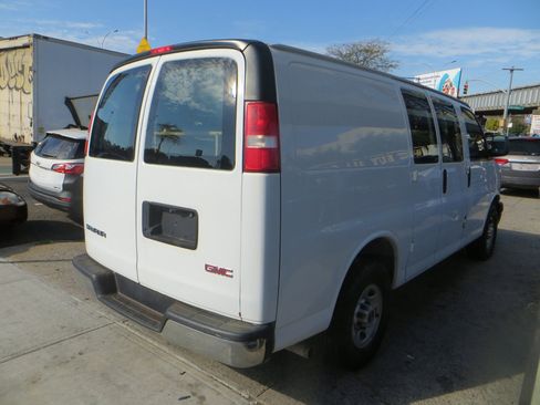Used 2017 GMC Savana 2500 image 18