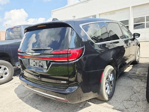 Used 2024 Chrysler Pacifica Touring-L AWD/4WD image 3