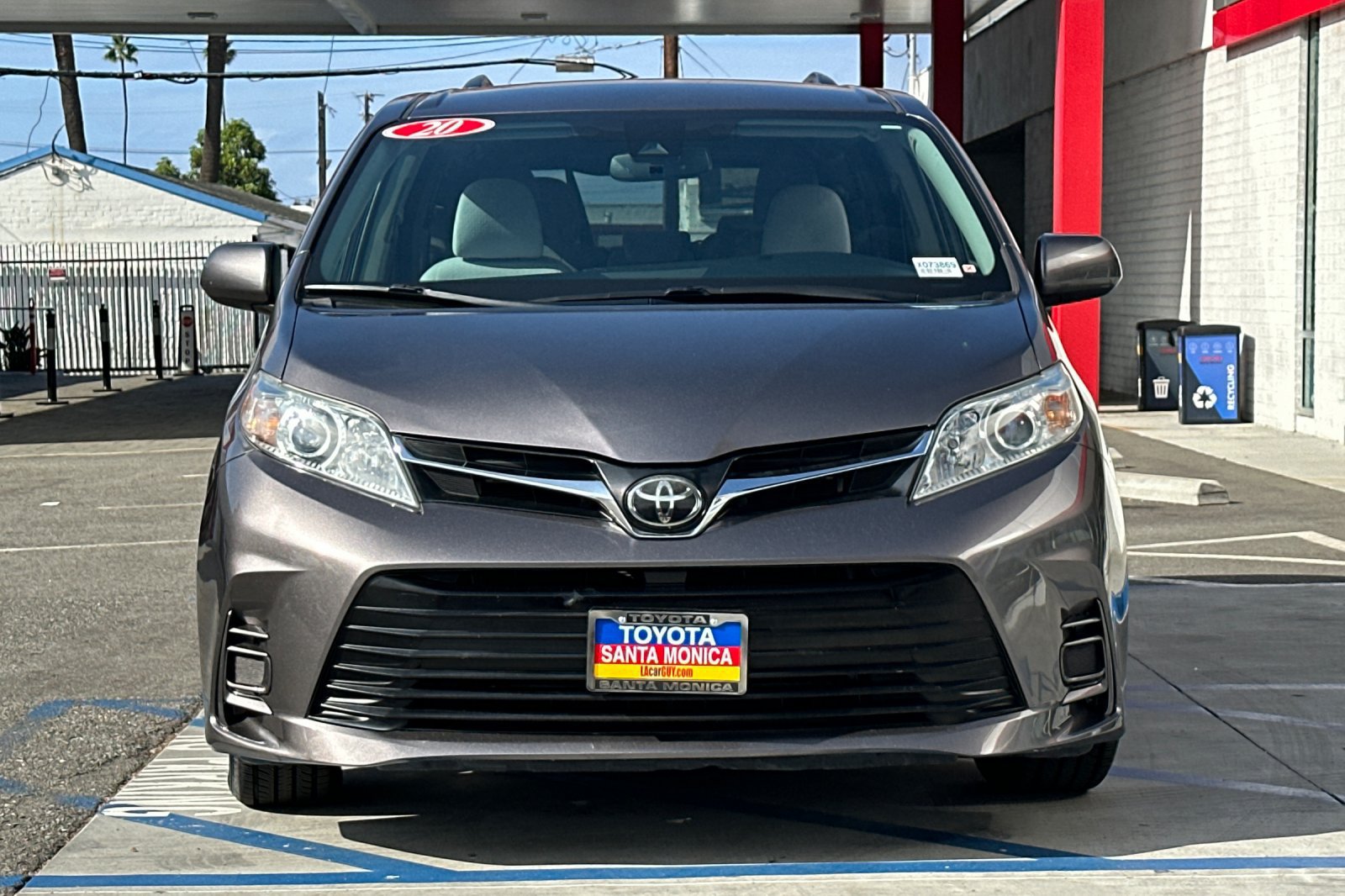 Used 2020 Toyota Sienna LE w/ Carpet Mat Package FWD image 9