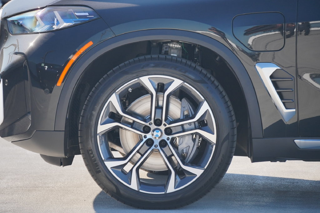 Used 2026 BMW X5 xDrive50e w/ Parking Assistance Package AWD/4WD image 5