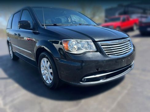 Used 2016 Chrysler Town & Country Touring image 4