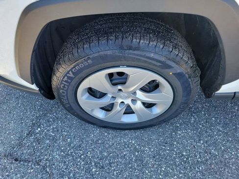 Used 2022 Toyota RAV4 LE FWD image 5