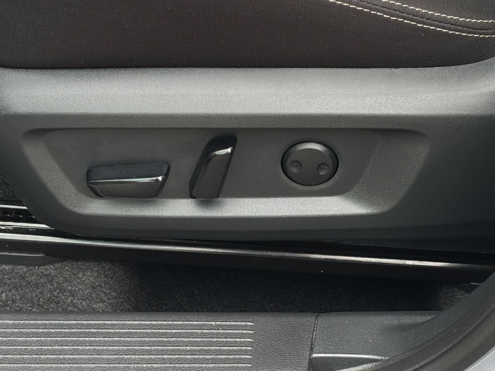 Used 2026 Nissan Rogue SV FWD image 19