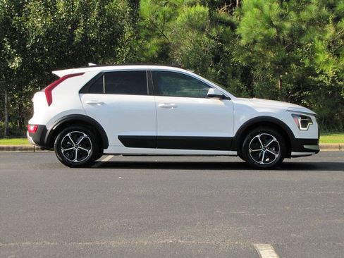 Used 2024 Kia Niro LX FWD image 3