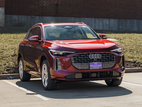 Certified 2025 Audi Q5 Premium Plus w/ Premium Plus image 2