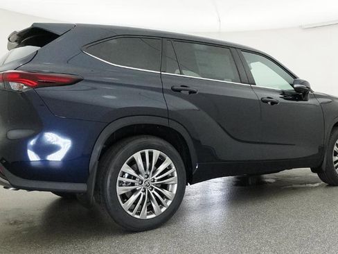 New 2026 Toyota Highlander Platinum AWD/4WD image 2