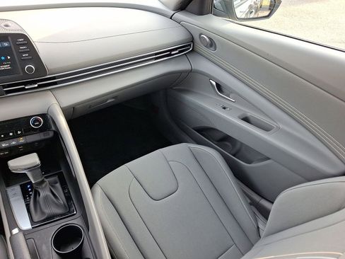 Certified 2025 Hyundai Elantra Sport image 11