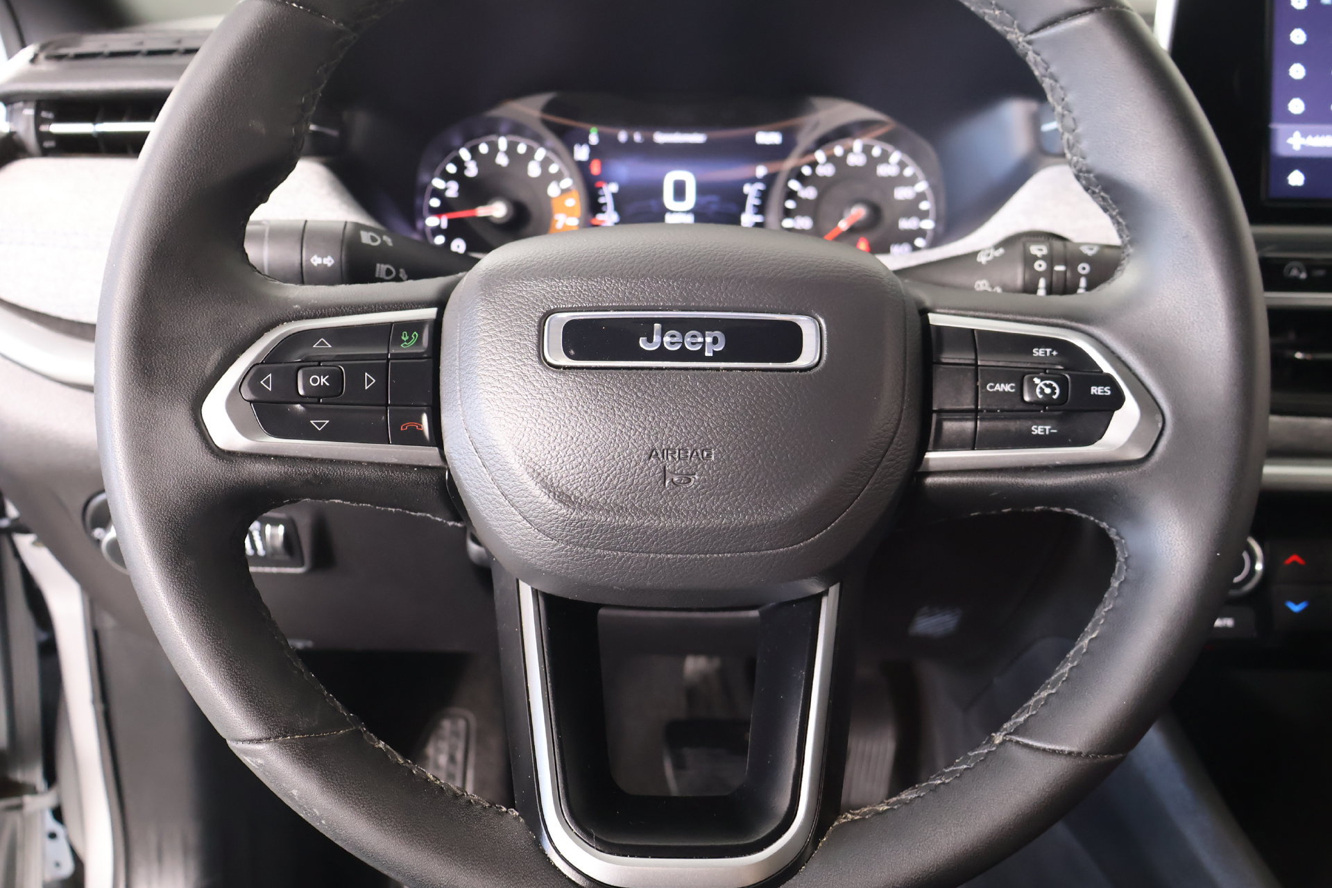 Used 2025 Jeep Compass Latitude AWD/4WD image 3