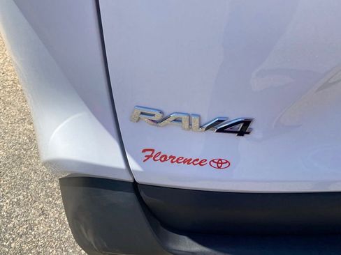Used 2022 Toyota RAV4 XLE FWD image 14