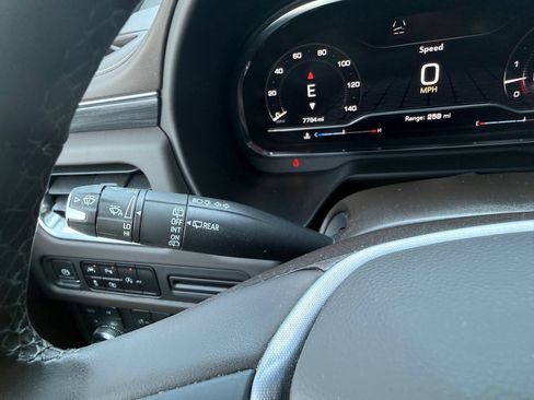 Used 2024 GMC Yukon SLT w/ SLT Premium Package AWD/4WD image 34