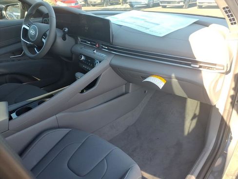 New 2025 Hyundai Elantra SEL image 6