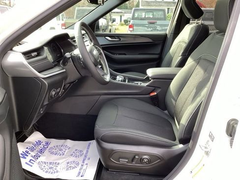 New 2025 Jeep Grand Cherokee Laredo image 28