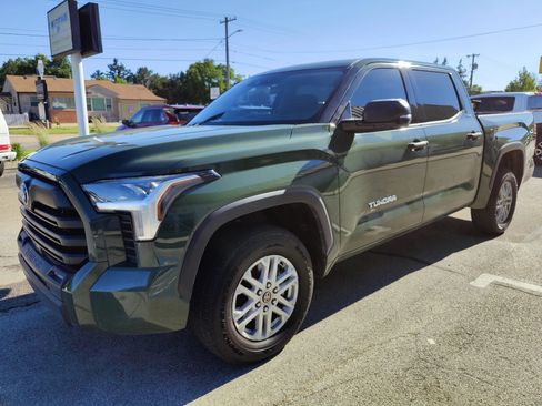 Used 2022 Toyota Tundra SR5 w/ SR5 Convenience Package AWD/4WD image 4