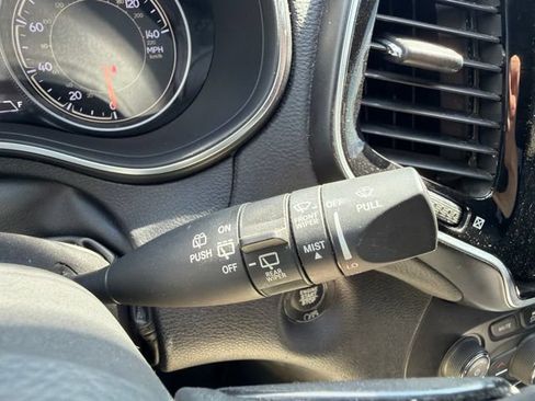 Used 2020 Jeep Cherokee Limited FWD image 43