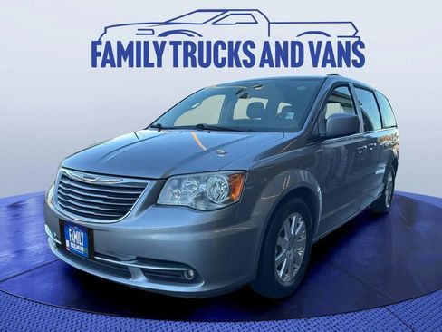 Used 2016 Chrysler Town & Country Touring image 1