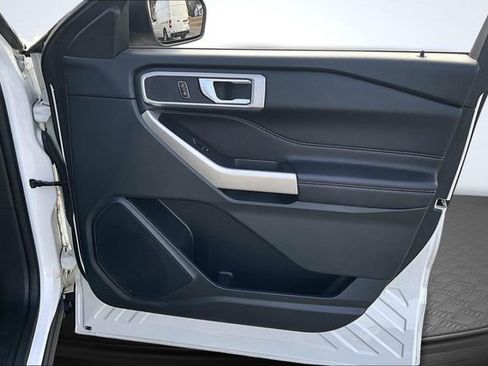 Used 2023 Ford Explorer XLT image 29