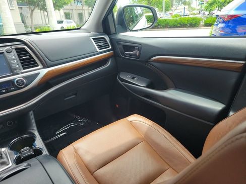 Used 2018 Toyota Highlander Limited Platinum FWD image 21