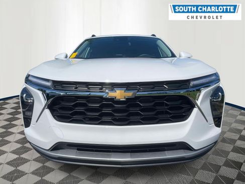 Used 2025 Chevrolet Trax LT w/ LT Convenience Package FWD image 2