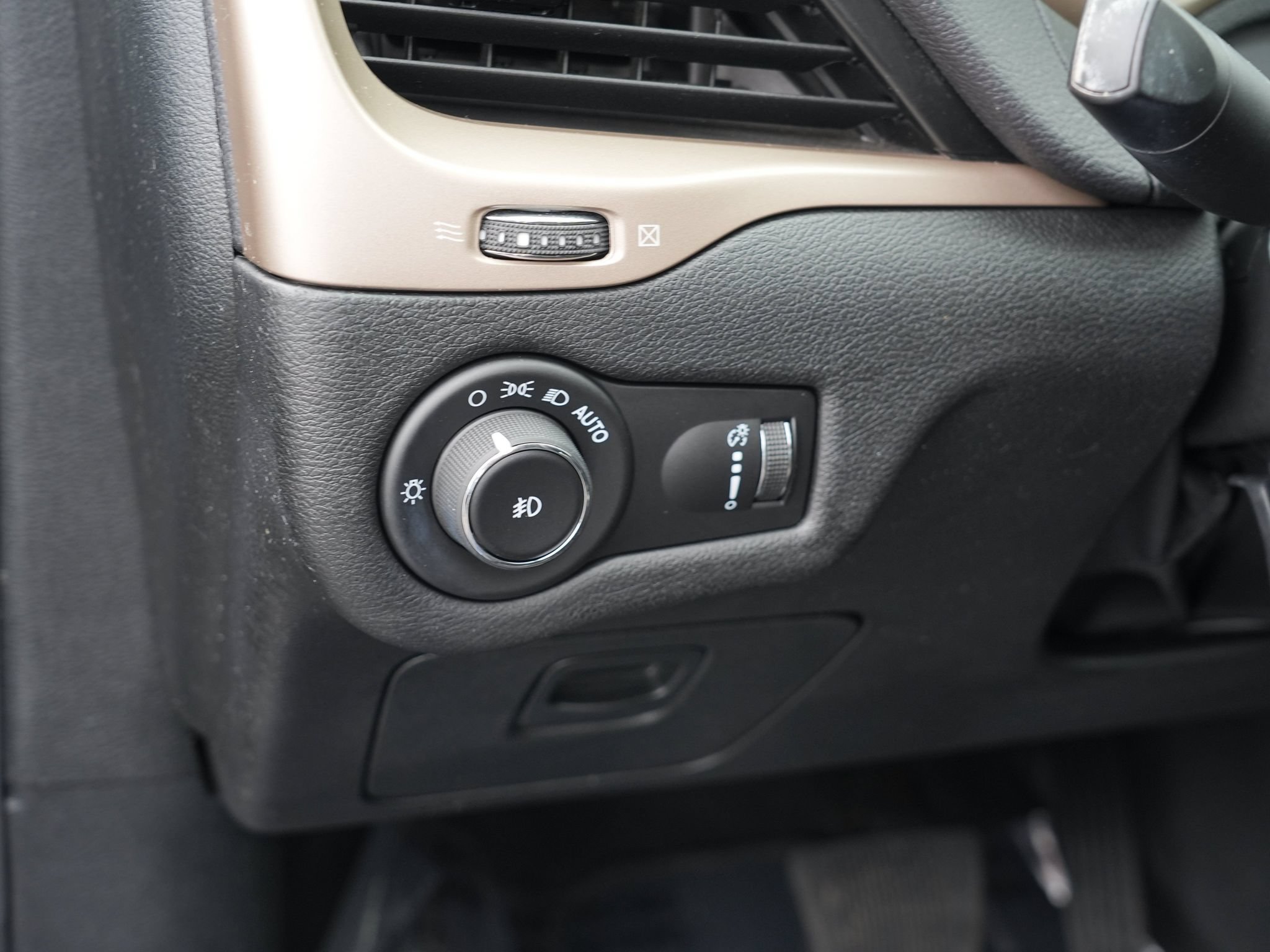 Used 2018 Jeep Cherokee Latitude w/ Safety Group AWD/4WD image 18