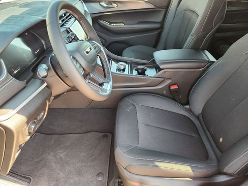 New 2025 Jeep Grand Cherokee L Laredo image 12